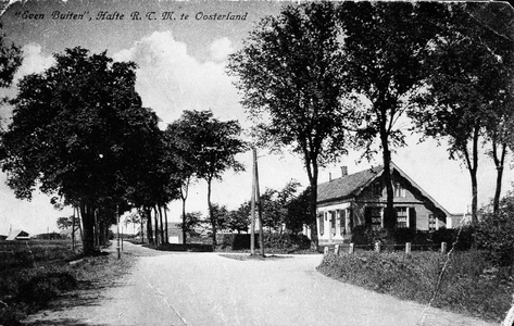 D-0664 Oosterland. Molenweg. Café Even Buiten , tevens tramhalte en wachtlokaal. Links op de achtergrond, tegen de ...