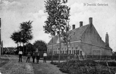 D-0694 Oosterland. Sint Joostdijk. Op de achtergrond het Gasthuis. Personen onbekend.
