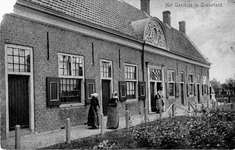 D-0695 Oosterland. Sint Joostdijk. Het 'Gasthuis'. Voor het gebouw staan enige bewoners,v.l.n.r.: de weduwen Rika Dorst ...