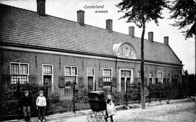 D-0696 Oosterland. Sint Joostdijk. Het Gasthuis. Voor het hek staat (met lichte blouse) Frans van der Hulle Gzn. De ...
