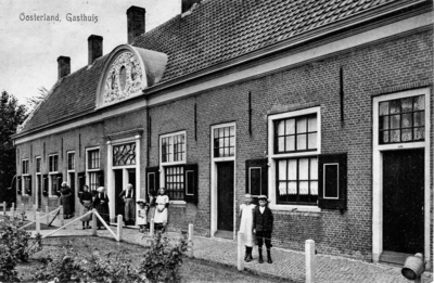 D-0698 Oosterland. Sint Joostdijk. Het Gasthuis. Tijdelijke (?) bewoners.
