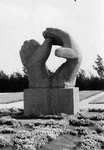 D-0707A Ouwerkerk. Begraafplaats. Monument ter nagedachtenis aan de Ramp, vervaardigd door Mari Andriessen ...