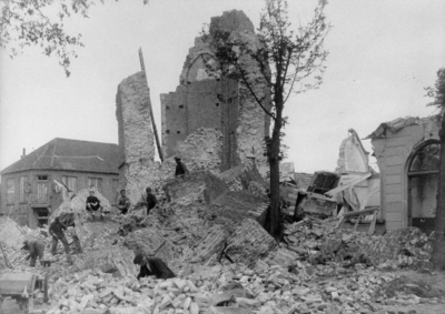 D-0713B Nieuwerkerk. Kerkring. De ruine van de kerktoren, die voorjaar 1945 door de Duitsers werd opgeblazen.
