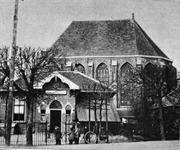 D-0721 Nieuwerkerk. Kerkring met de NH kerk, gezien vanuit het zuiden. Op de voorgrond het schoolhek met de chr. school