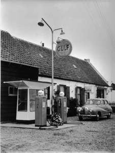 D-0746 Oosterland. Rijksweg (N 59). De Blauwe Keet met Gulf tankstation.