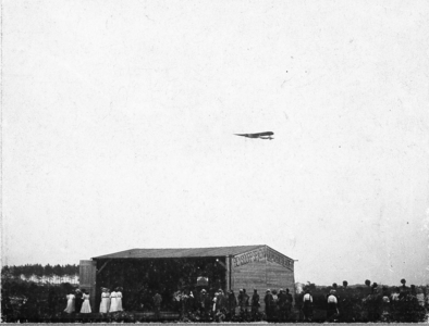 D-0773 Oosterland. Op de vliegweide van Piet v. Westen, landbouwer. Demonstratie met het tweepersoons vliegtuig Condor .