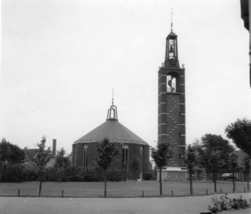 D-0796 Ouwerkerk. Ring. In het midden de Ned. Herv. kerk, met links daarvan de consistorie.