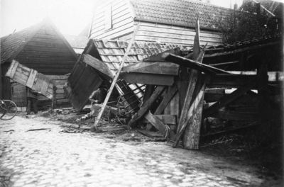 D-0815 Ouwerkerk. De West Achterom, de achterzijde van de Zuidstraat. Windhoos van 23 augustus 1933.