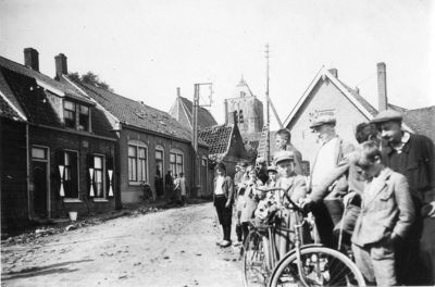 D-0816 Ouwerkerk. Het Oostslop. Windhoos van 23 augustus 1933. 24 augustus: het puin op de straat is al grotendeels ...