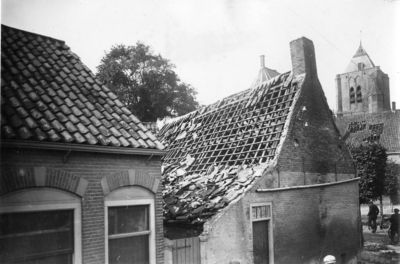 D-0817 Ouwerkerk. Het Oostslop. Windhoos van 23 augustus 1933. In het midden het huis op de hoek van de Ring en het ...