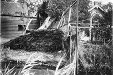 D-0819 Ouwerkerk. Schuur van de hofstede aan de Nieuwerkerkse (Blijhoekse) weg. Schade door windhoos op 23 augustus 1933.