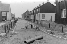 D-0896 Nieuwerkerk. Lijsterbesstraat, hoek Erling Steenstraat. Bestratings- en rioleringswerk.