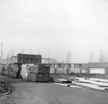 D-0904 Nieuwerkerk. Nieuwbouw Brouwersstraat, met op de achtergrond de bouw van de Deltastraat met het houten noodschooltje