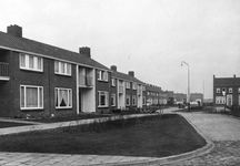 D-0909 Nieuwerkerk. Zeeasterstraat, met erachter de Riebesstraat.