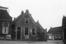 D-0912 Nieuwerkerk. Stekelstraat-Oude Noordstraat. Links woonhuisvan J. de Bruine-Dorst. in het midden de smederij van ...