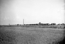 D-0918 Nieuwerkerk. Kern gezien vanaf de Stolpweg. Op de voorgrond het tweede Steenzwaan. Tussen de molen en de mast op ...