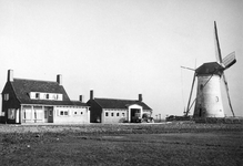 D-0924 Nieuwerkerk. De molen, een stenen grondzeiler uit 1844, tegenwoordig aan de Schoolstraat, met de nieuwe bijgebouwen.