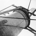 D-0926 Nieuwerkerk. Schoolstraat. De molen, een stenen grondzeiler uit 1844, voor de restauratie.