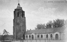 D-0932 Nieuwerkerk. Kerkplein. Openbare Lagere School, met links de kerktoren.