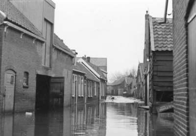 D-0943B Nieuwerkerk. Poststraat, met links het pakhuis van Barendrecht.