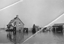 D-0948 Nieuwerkerk. Burg. Boumanstraat. De achterzijde van het huis en werkplaats, bewoond door M.W. Mol. Rechts de ...