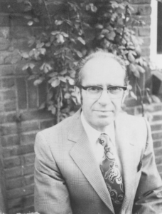 D-1037 Nieuwerkerk. J.van der Maas (secr. 1973-1987), bij zijn benoeming tot gemeentesecretaris van Duiveland.