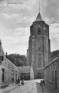 D-1045 Nieuwerkerk. Weststraat. Toren Ned. herv. kerk. Links het cafe van Deurloo, rechts met het bord op de gevel de ...