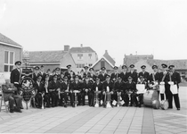 D-1095 Nieuwerkerk. Dorpsplein. Muziekvereniging Oefening en Uitspanning , opgericht 21 november 1901.