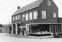 D-1109 Nieuwerkerk. Noordstraat. Smederij/winkel/benzinepomp van Jan de Braal, daarachter de timmermanswerkplaats van ...