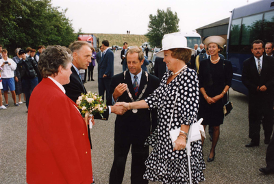 D-1116 Sirjansland. Koningin Beatrix op bezoek bij het kassenbedrijf van de fam. Kik aan de Dillingsweg. H.M. wordt ...