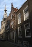 DIA-0024 Zierikzee. Meelstraat. Stadhuis met toren.