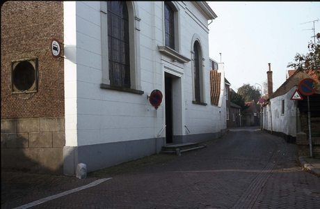 DIA-0046 Zierikzee. Hoge Molenstraat 86. De uit 1768 daterende Rooms-katholieke parochiekerk, de 'Sint ...