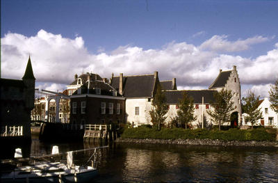 DIA-0096 Zierikzee. Noordhavenpoort. (rechts), gezien vanaf de Engelse Kade. Links deel Zuidhavenpoort.