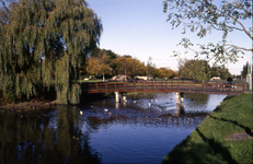 DIA-0132 Zierikzee. Links de Grachtweg, rechts de Wandeling. Nieuwe brug over de Zoete gracht, gebouwd in 1976, ...