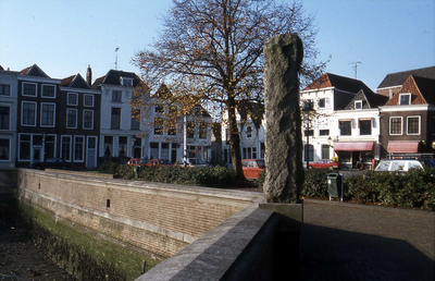 DIA-0155 Zierikzee. Kraanplein/Oude Haven. Blok graniet uit Sint Hilaire. Zierikzee heeft een jumelage met dit plaatsje ...