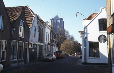 DIA-0371 Zierikzee. Meelstraat, richting Kerkhof nz. Rechts de Kinderstraat.