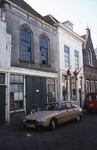 DIA-0372 Zierikzee. Meelstraat 51-55. Links: de werkplaats van loodgietersbedrijf D. Kouwenberg; in het midden: pension ...