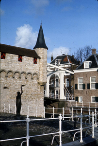 DIA-0462 Zierikzee. Weermuur van de Zuidhavenpoort, met monument van de watersnoodramp 1953.