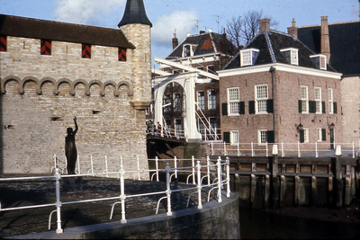 DIA-0463 Zierikzee. Weermuur van de Zuidhavenpoort, met monument van de watersnoodramp 1953. Op de achtergrond de ...