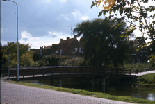 DIA-0478 Zierikzee. Links de Grachtweg, rechts de Wandeling. Nieuw brug over de Zoete gracht, in gebruik genomen in ...