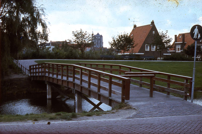 DIA-0479 Zierikzee. Grachtweg (voorgrond) en Wandeling. Nieuw brug over de Zoete gracht, in gebruik genomen in 1976 en ...