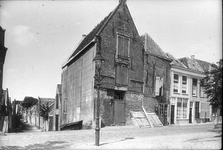 DIA-0659 Zierikzee. Nieuwe Haven, hoek Venkelstraat. Eerste pand: pakhuis van de voormalige brandstoffenhandelaar Joh. ...