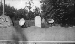 DIA-0728 Renesse. Begraafplaats. Gedenksteen voor in de Tweede Wereldoorlog geëxecuteerde verzetsstrijders.