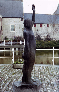 DIA-0866 Zierikzee. Zuidhavenpoort. Monument watersnoodramp 1953: het beeldje is gemaakt door Ad Braat, beeldend ...