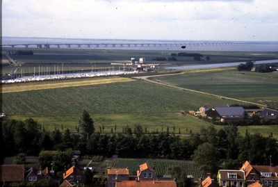 DIA-0909 Zierikzee. Havenkanaal, met op de achtergrond de Zeelandbrug, en de Oosterschelde, gezien vanaf de Sint ...