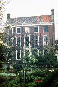 DIA-0967 Zierikzee. Poststraat 45. Achterzijde. Sinds 1863 Burgerweeshuis. Het gebouw dateert uit omstreeks 1730.