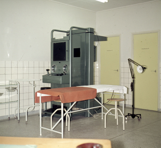 DIA-10013 Zierikzee. Emil Sandströmweg. Zweedse Rode Kruis Ziekenhuis: interieur röntgenkamer.