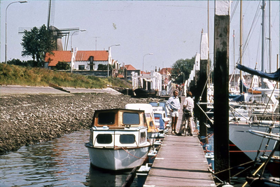 DIA-1010 Zierikzee. Havenkanaal met Bolwerk. Jachthaven.