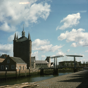 DIA-10159 Zierikzee. Engelse Kade. Gezicht op de Zuidhavenpoort met brug.