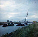 DIA-10179 Zierikzee. Havenkanaal. Begin bouw keersluis door de firma Volkert Beton, Sliedrecht. Links de Provinciale ...